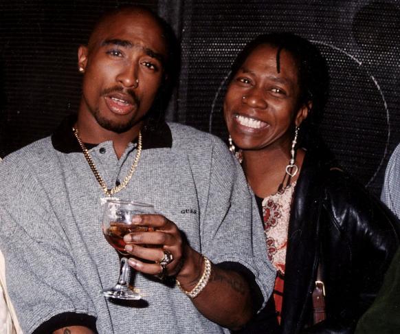 image tupac et sa mère afeni shakur actu rap us