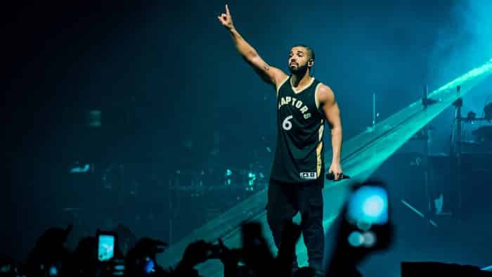 image drake avec maillot raptors