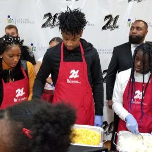 Pour Thanksgiving, 21 Savage distribue 300 repas à des familles en Géorgie