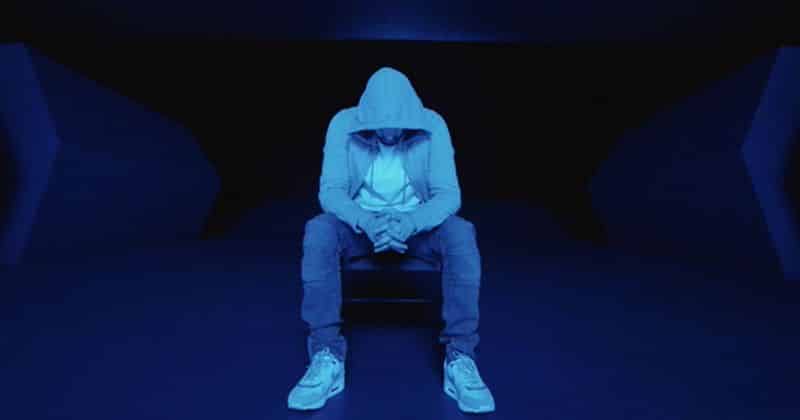 Eminem se met dans la peau d'un tueur de masse dans "Darkness" [Clip]