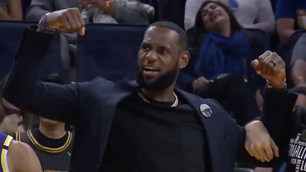 LeBron James fait le show depuis le banc