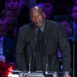 Michael Jordan fait un discours pour Kobe Bryant