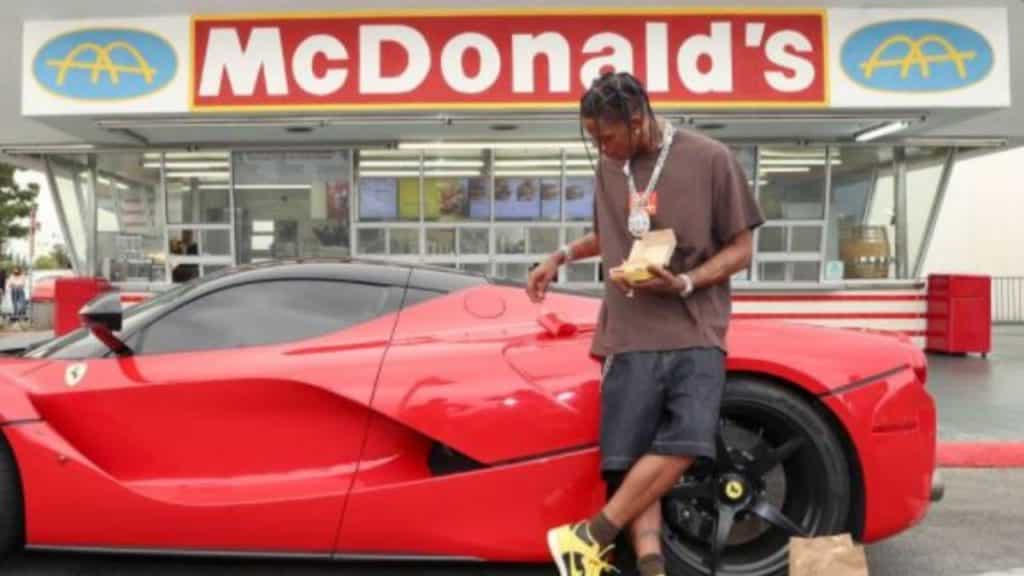 Mcdonald's accusée de s'petre servie de Travis Scott