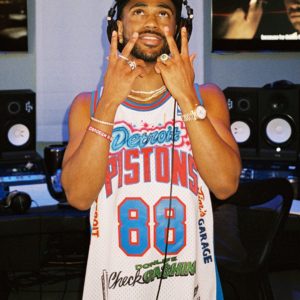 Photo de Big Sean portant un maillot des Detroit Pistons - Nouveau directeur créatif de l'équipe