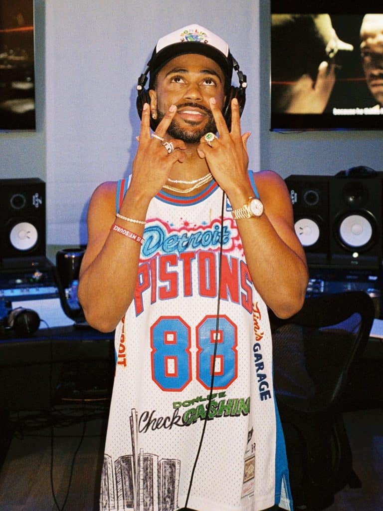 Photo de Big Sean portant un maillot des Detroit Pistons - Nouveau directeur créatif de l'équipe