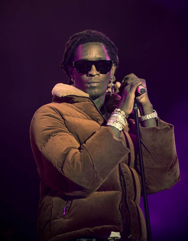 Young Thug sur scène, micro à la main