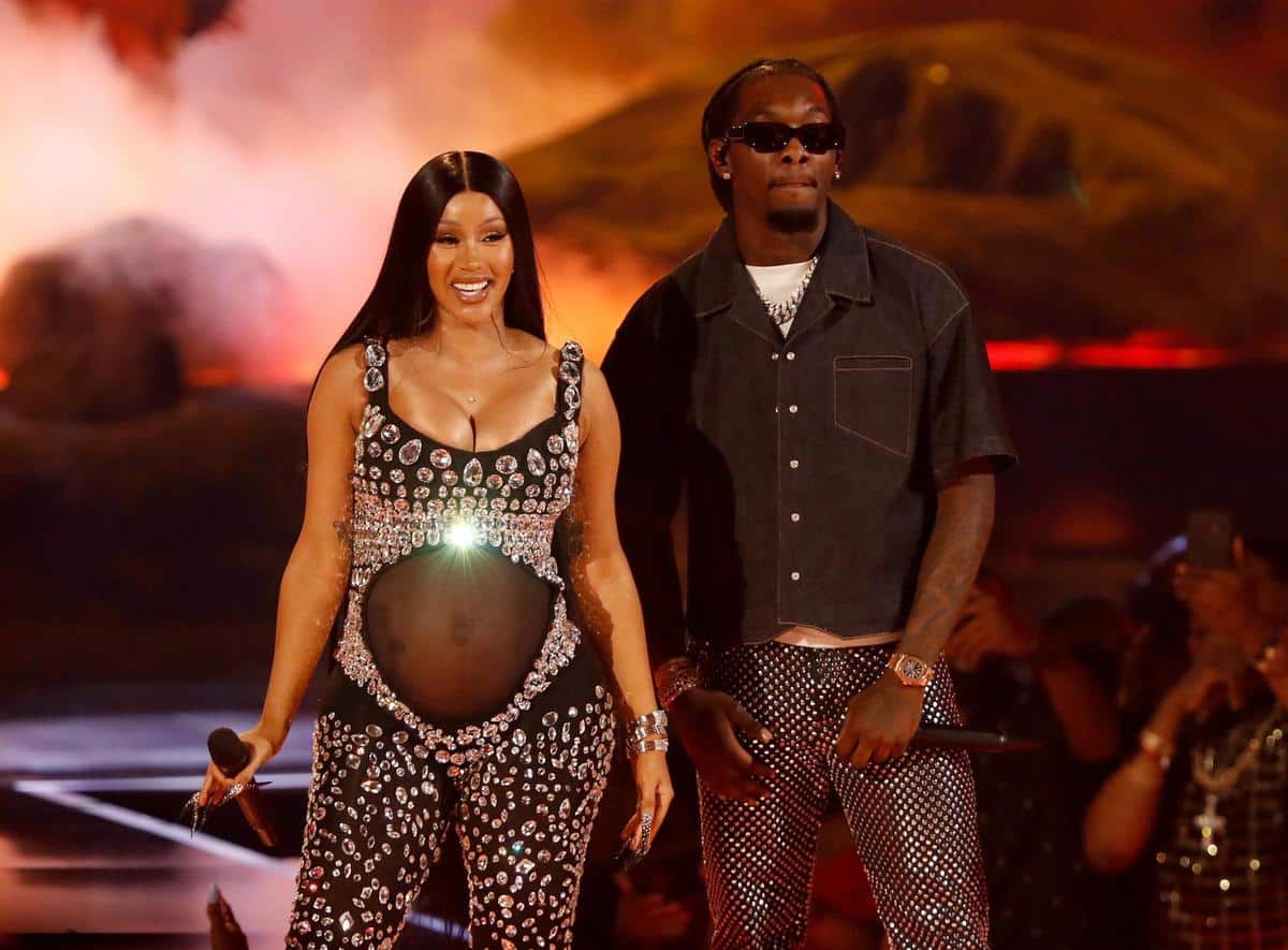 Cardi B, enceinte, offre une brillante prestation au Summer Jam 2021…