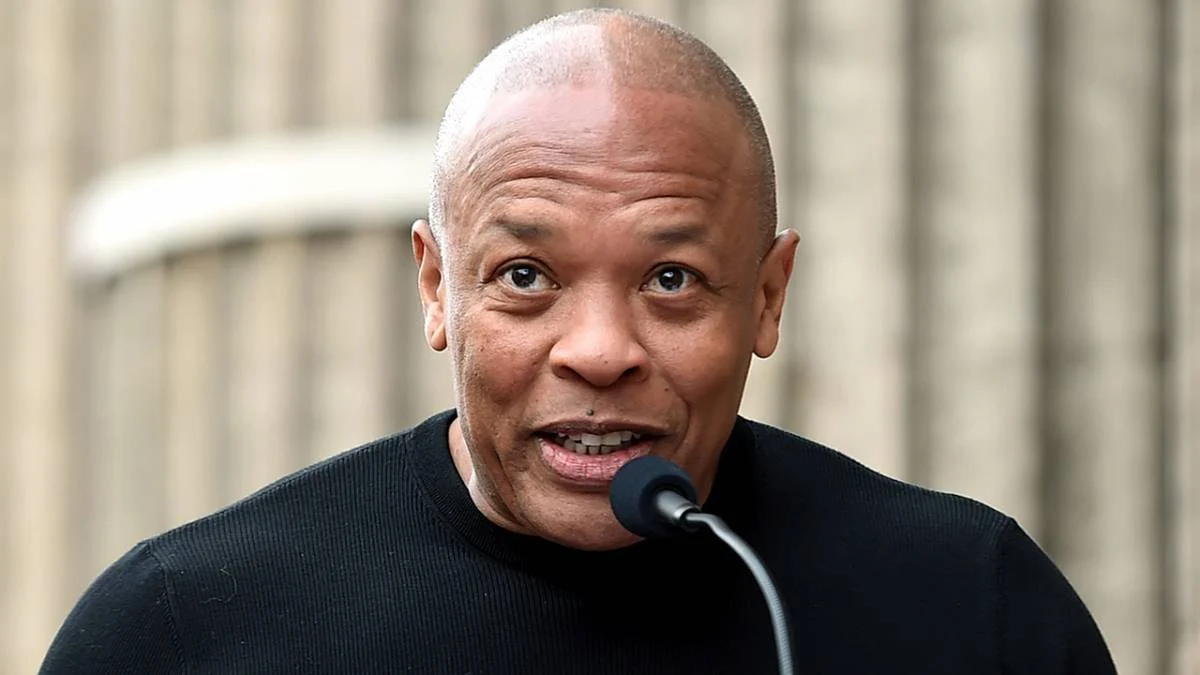 Dr Dre sème la confusion chez ses fans en distribuant un « L » aléatoire sur Twitter