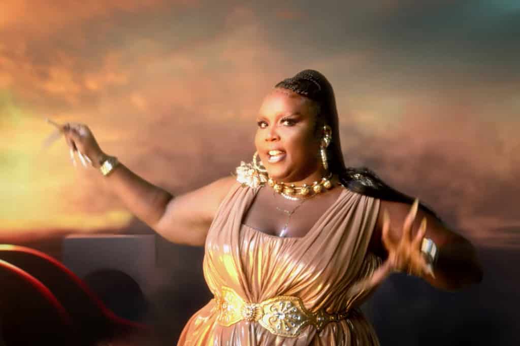 Lizzo déclare Usher «Roi du R&B» et Beyoncé , « Reine de la musique »