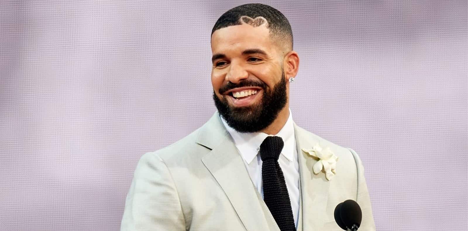Drake : une fan tombe sur le sosie du rappeur et partage la vidéo qui devient virale