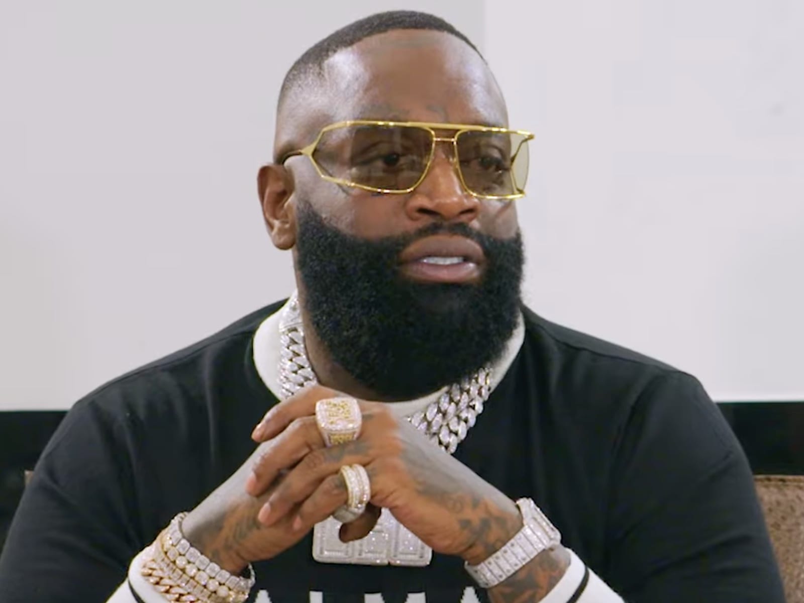 Rick Ross se met dans la peau d’un boxeur et explique leur technique de respiration sur une note d’humour