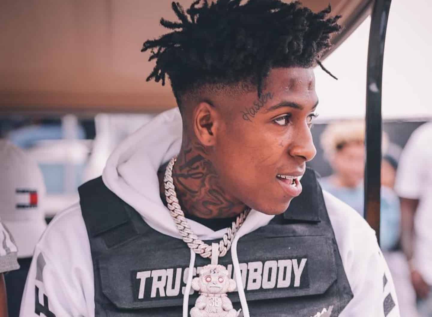 NBA Youngboy est accusÃ© par la mÃ¨re de son fils d' un an d'avoir chassÃ© le bÃ©bÃ© d'un Airbnb 