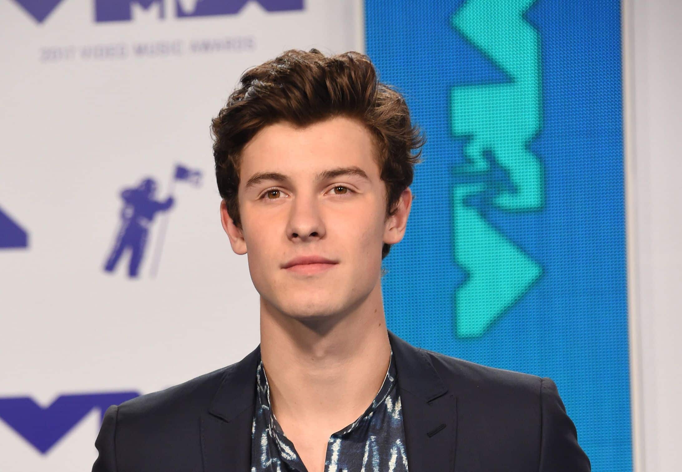 Shawn Mendes trébuche en prenant une photo torse nu lors d’une randonnée