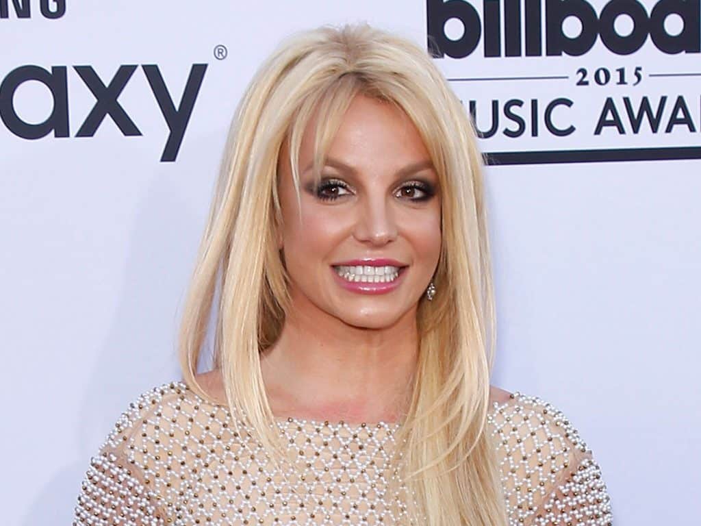 Britney Spears pose entièrement nue avec son chien