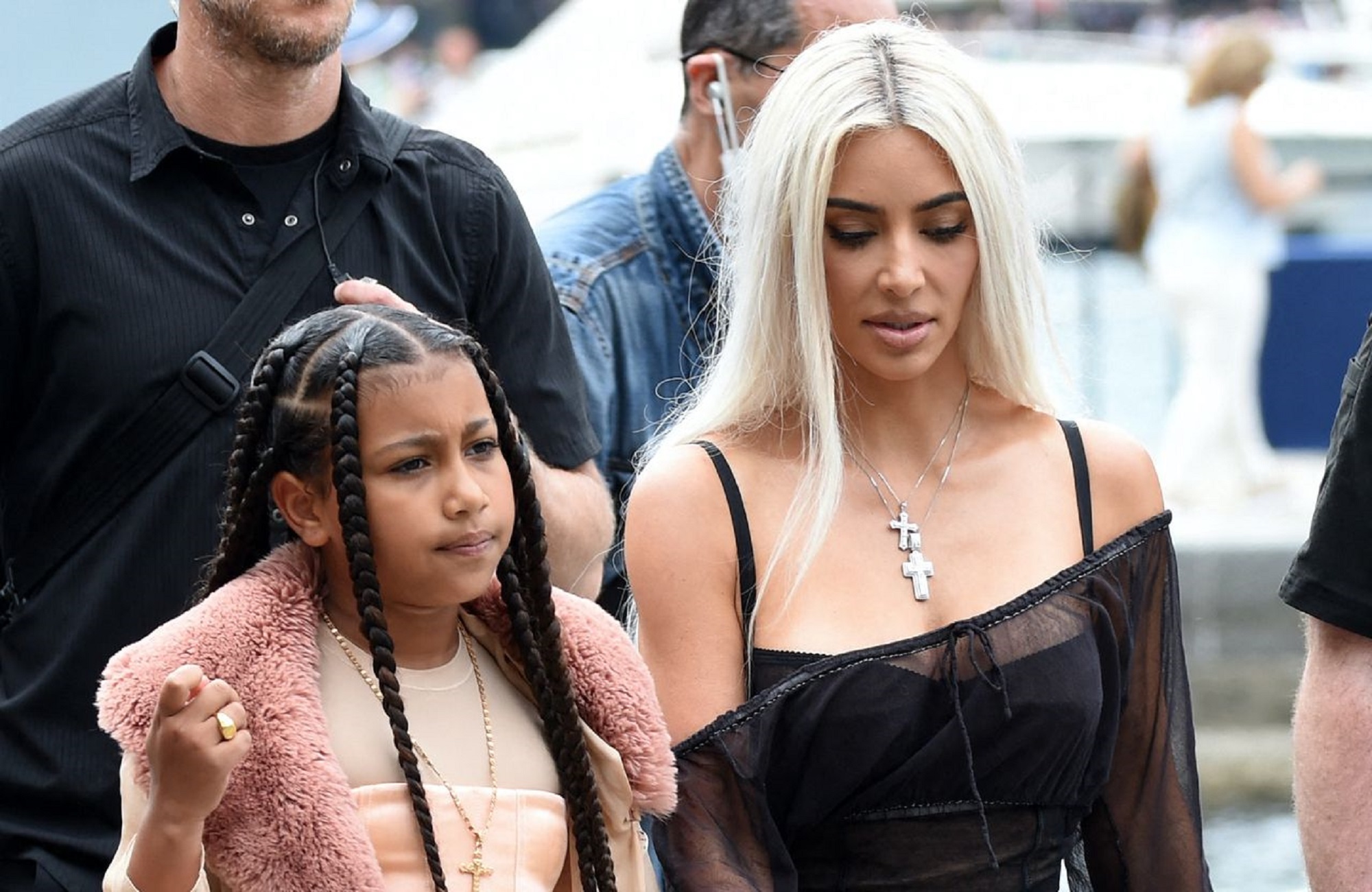 Kim Kardashian célèbre les 10 ans de sa fille North West avec une virée shopping chez Dior