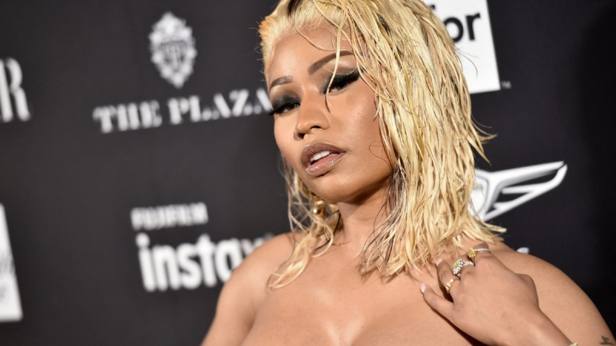 Nicki Minaj montre ses nouveaux seins après une opération de réduction  mammaire