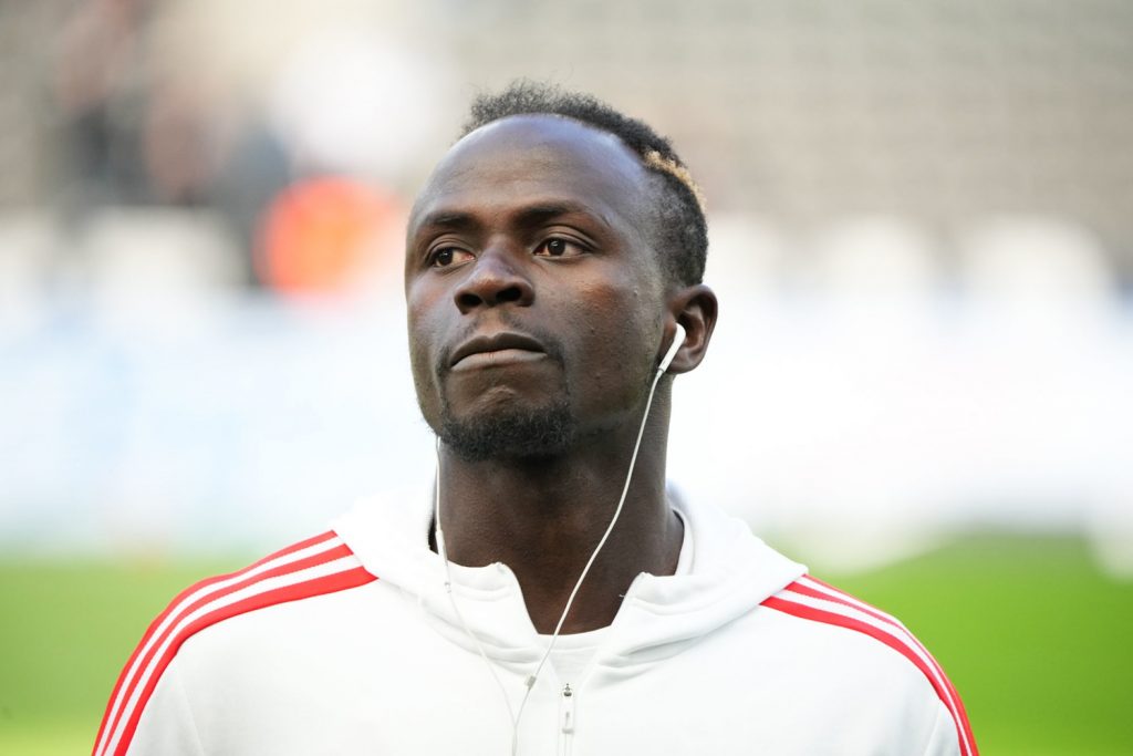 Sadio-Mane-de-pelouse-aux-platines