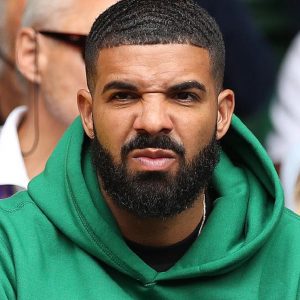 Drake-prestation-avec-des-spermatozoides-geants
