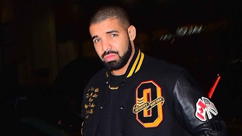 Drake-embrasse-femme-enceinte-ventre-cours-concert