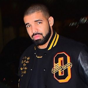 Drake-embrasse-femme-enceinte-ventre-cours-concert
