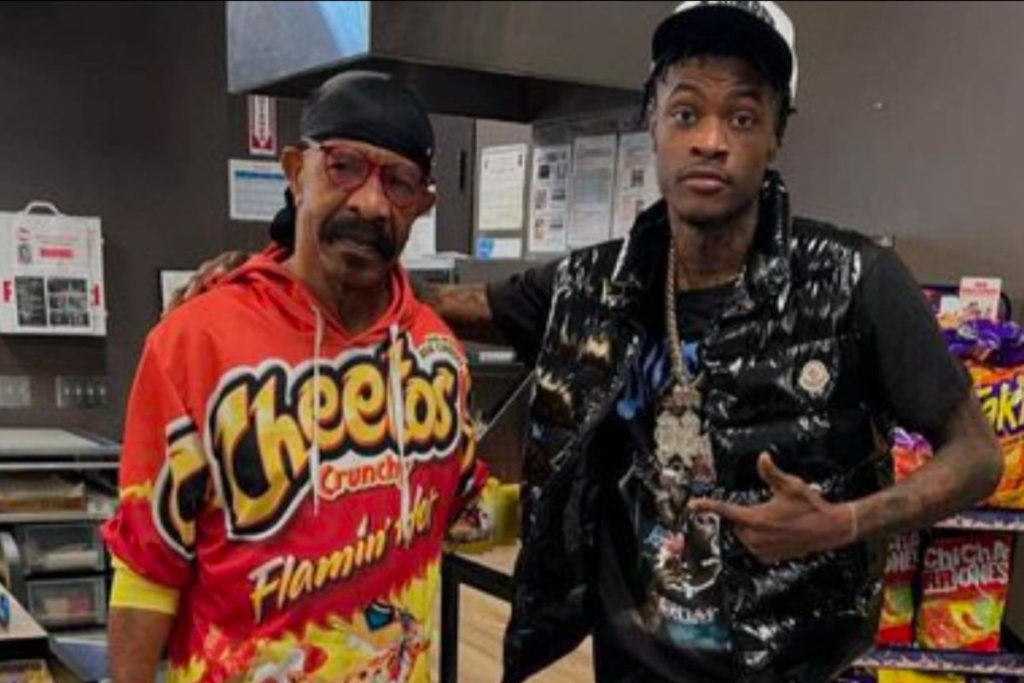 Dennis Graham père de Drake tenue Cheetos